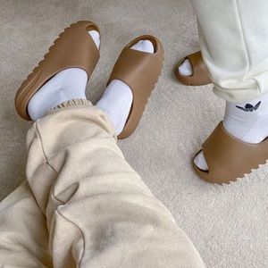 “Core” Brown Yeezy Slides 🤎